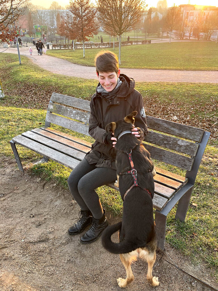 Sonja Dänzer von Muthund beim positiven Hundetraining im Park beim Signale trainieren