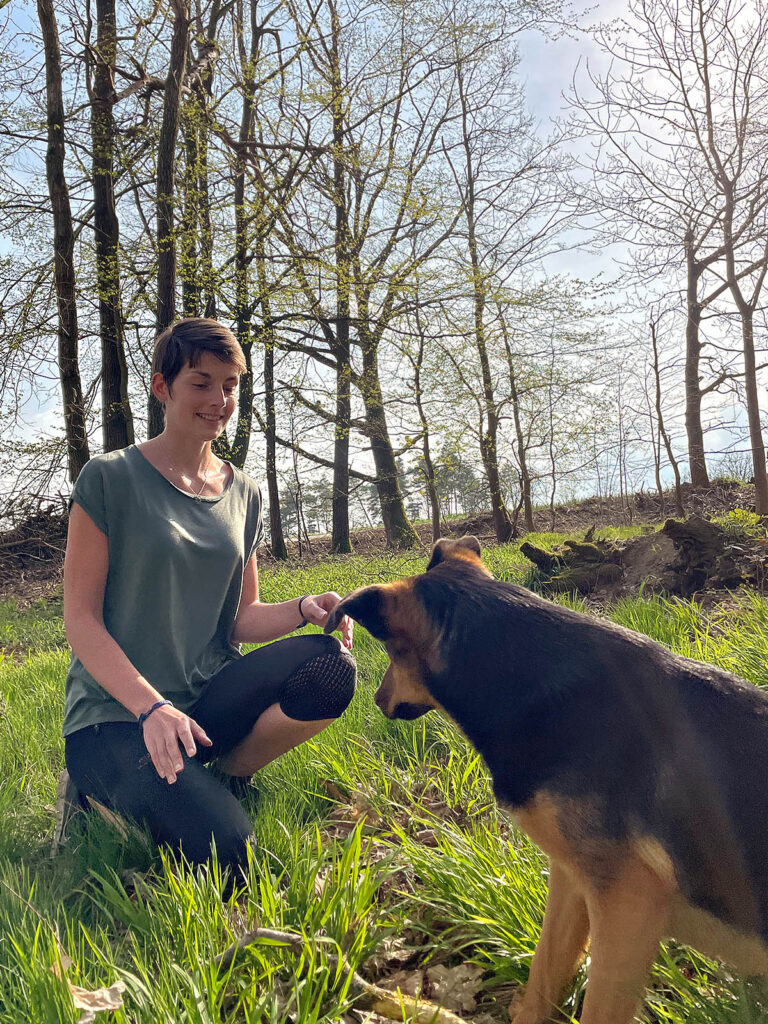 Sonja Dänzer von Muthund beim positiven Hundetraining im Wald