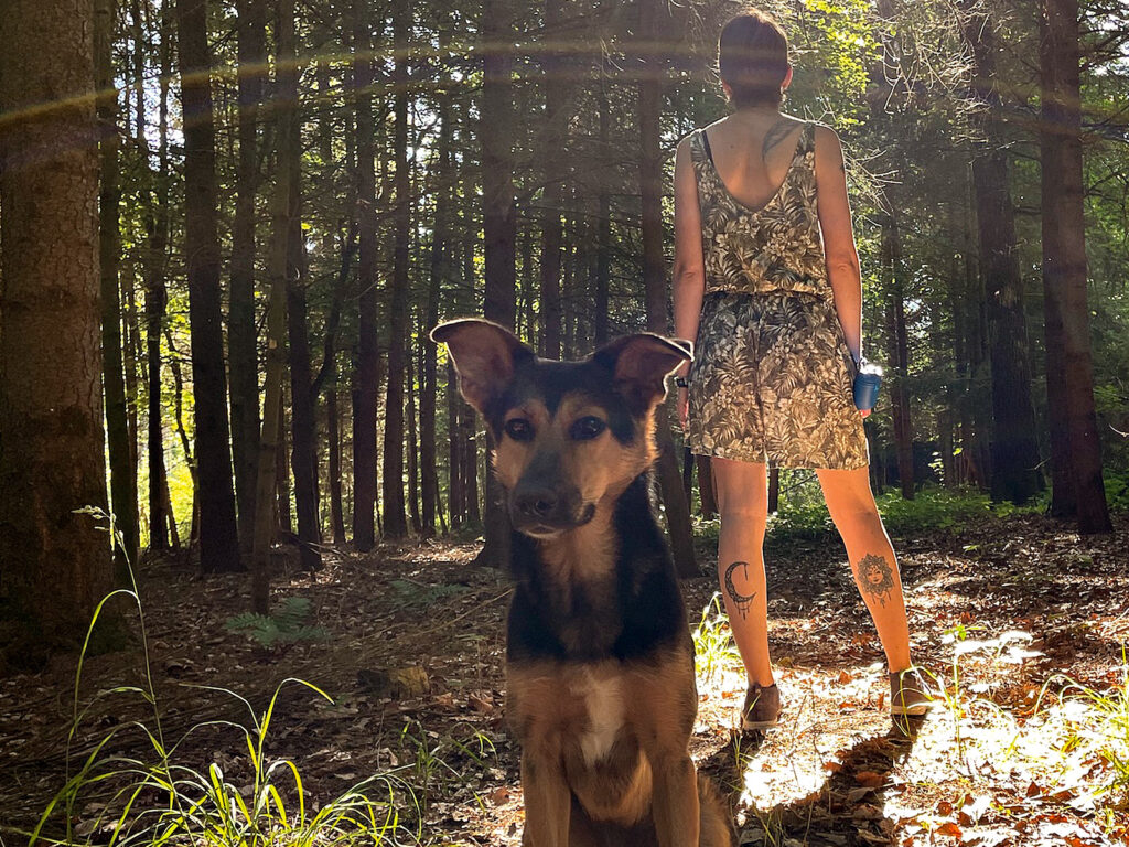 Sonja Dänzer von Muthund beim Waldbaden mit Hund